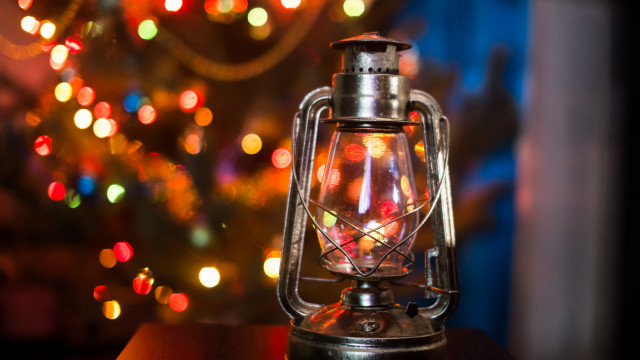 Small lantern christmas tree bokeh free wallpaper for desktop - medium preview image