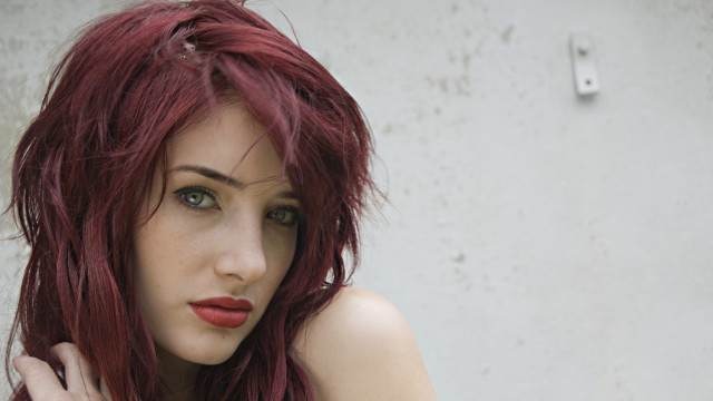 Redhair greeneyes woman portrait hand free wallpaper for desktop - medium preview image