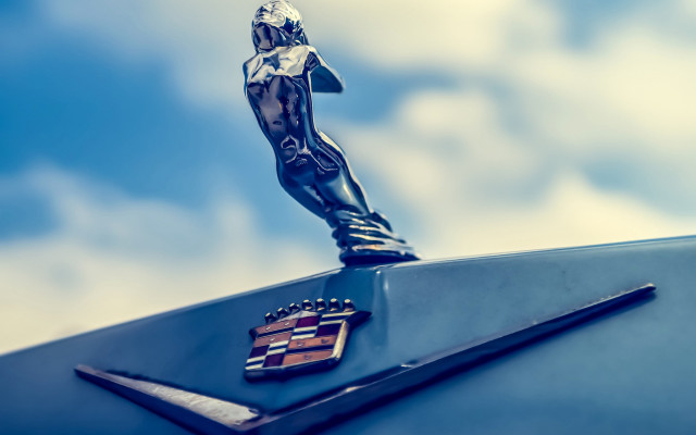 Car emblem statue vroom retrofuturism free wallpaper for desktop - medium preview image