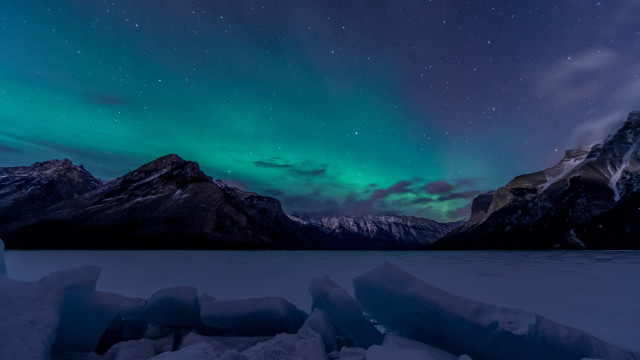 Aurora boreal snow mountains lake free wallpaper for desktop - medium preview image