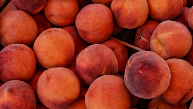 Peaches knife table top realistic free wallpaper for desktop - medium preview image