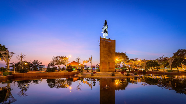 Statue pond dusk reflection autumn free wallpaper for desktop - medium preview image