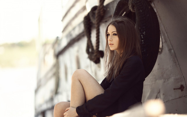 Woman sitting building crossed portrait free wallpaper for desktop - medium preview image