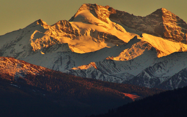Snowy mountain sunset red light free wallpaper for desktop - medium preview image