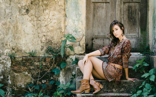 Arabesque portrait woman ivy steps free wallpaper for desktop - medium preview image