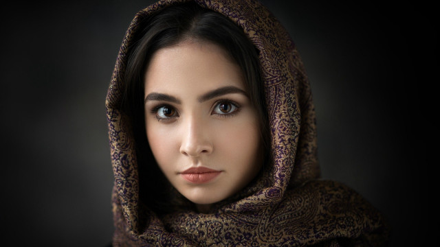 Woman scarf black brown gold free wallpaper for desktop - medium preview image
