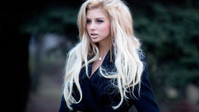 Blonde woman park fashion portrait free wallpaper for desktop - medium preview image