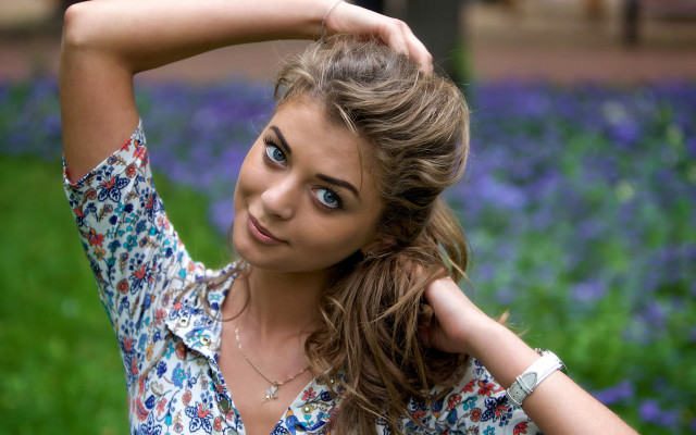Woman flower shirt bokeh portrait free wallpaper for desktop - medium preview image