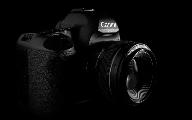 Camera lens attached black background free wallpaper for desktop - medium preview image