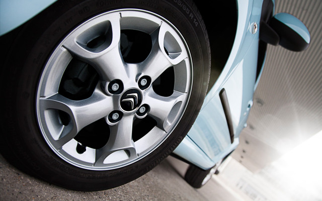 Car tire skyblue car building free wallpaper for desktop - medium preview image