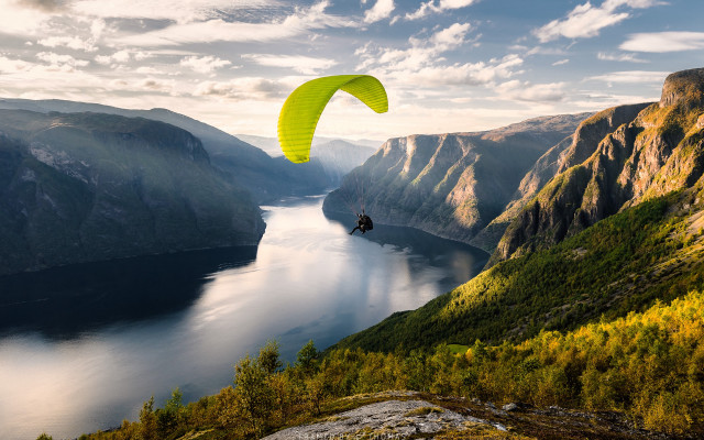 Paragliding lake mountains trees yellow free wallpaper for desktop - medium preview image