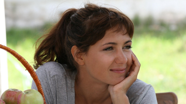 Woman basket fruit portrait blurry free wallpaper for desktop - medium preview image