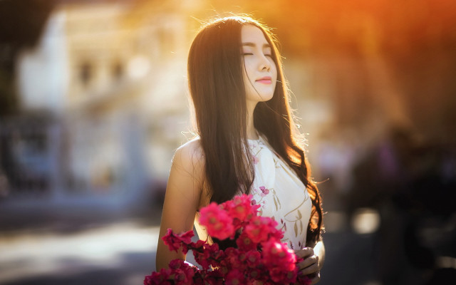 Woman bouquet city street portrait free wallpaper for desktop - medium preview image
