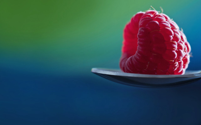 Red raspberry spoon blurry background free wallpaper for desktop - medium preview image