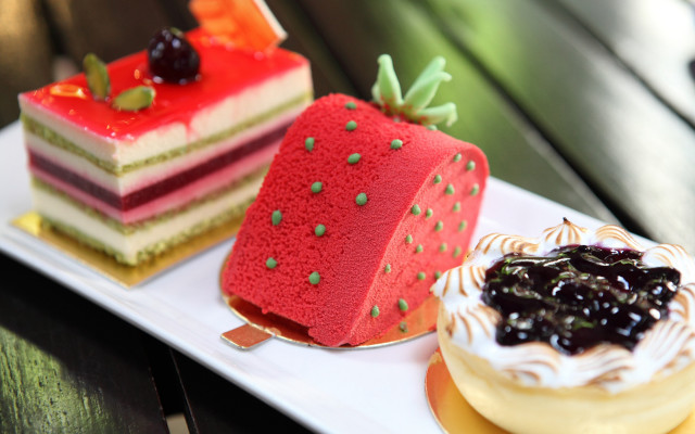 Plate three cakes strawberry jelly free wallpaper for desktop - medium preview image