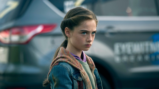 Woman scarf car van portrait free wallpaper for desktop - medium preview image