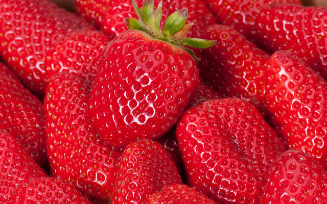 Strawberries green leaf macro precisionism free wallpaper for desktop - medium preview image