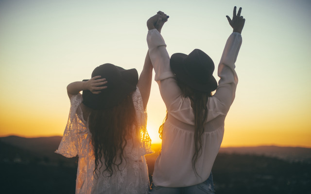 Women sunset beach gloves horizon free wallpaper for desktop - medium preview image