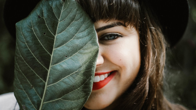 Woman hat leaf smiling naturalism free wallpaper for desktop - medium preview image