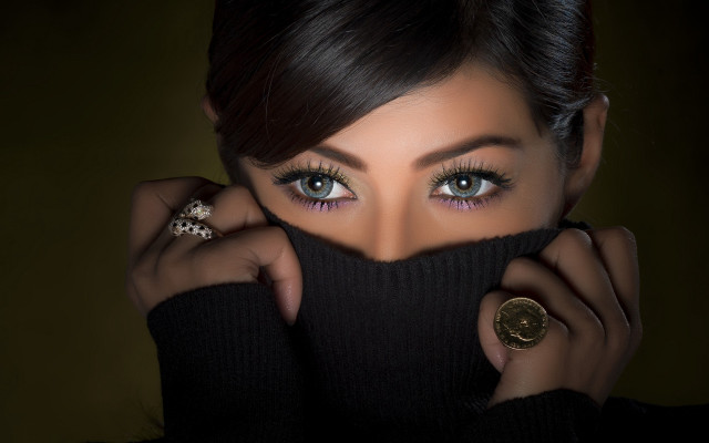 Blue eyes black sweater coin free wallpaper for desktop - medium preview image