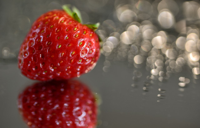 Strawberry reflection blurry background tiltshift free wallpaper for desktop - medium preview image