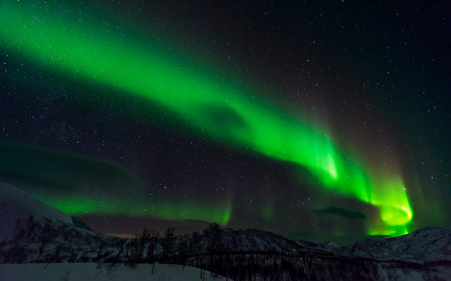 Aurora borealis mountain snowy night free wallpaper for desktop - medium preview image