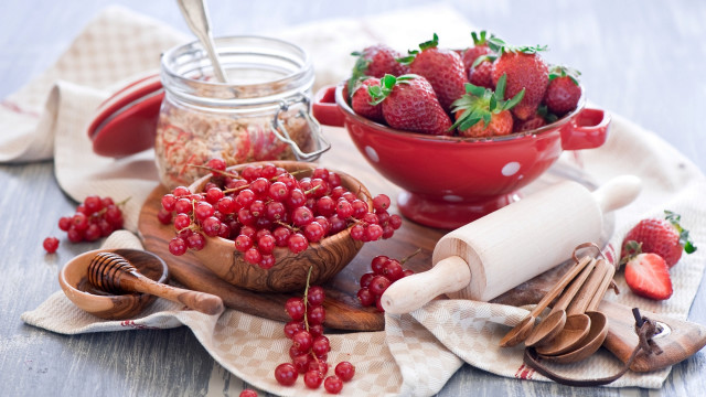 Strawberries berries dessert food plate free wallpaper for desktop - medium preview image