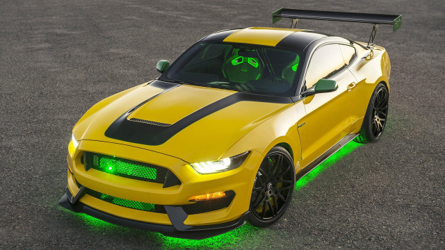 Yellow sports car green light free wallpaper for desktop - medium preview image