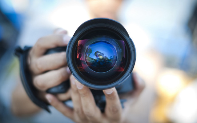 Camera lens reflection blurry background free wallpaper for desktop - medium preview image