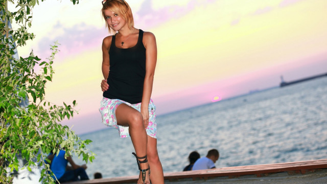 Woman skateboard beach sunset blurry free wallpaper for desktop - medium preview image