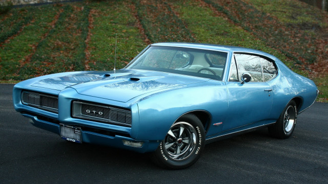 Blue muscle car green hill free wallpaper for desktop - medium preview image