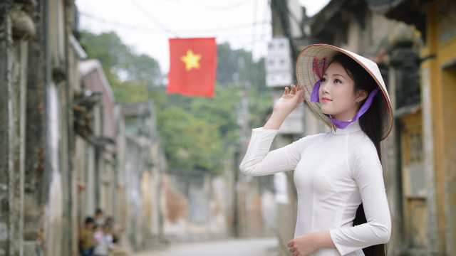 Woman hat street corner flag free wallpaper for desktop - medium preview image
