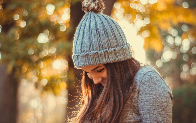 Woman hat cellphone park bokeh free wallpaper for desktop - medium preview image