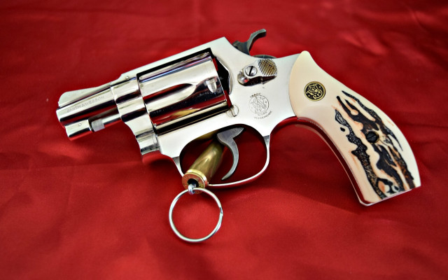 Revolver gun keychain clipping cloisonnism free wallpaper for desktop - medium preview image
