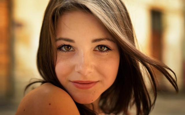 Smiling woman building background blurry free wallpaper for desktop - medium preview image