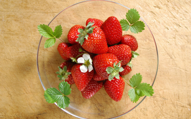 Strawberry bowl green leaves wooden free wallpaper for desktop - medium preview image