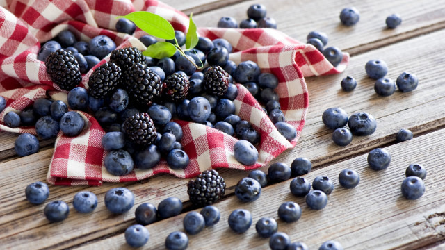 Blueberries blackberries checkered cloth wooden free wallpaper for desktop - medium preview image