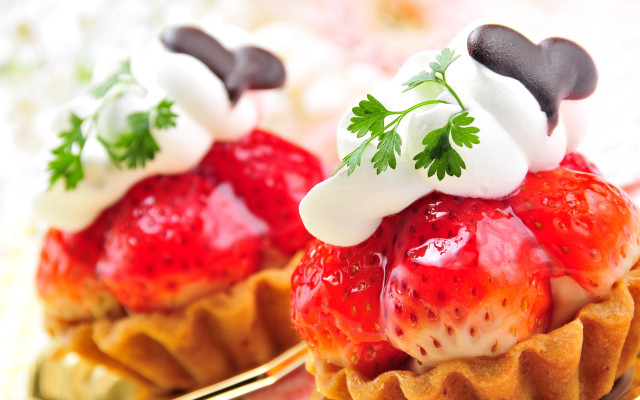 Dessert plate strawberries fofork blurry free wallpaper for desktop - medium preview image