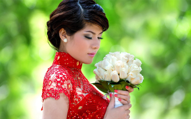 Red dress flower bouquet portrait free wallpaper for desktop - medium preview image