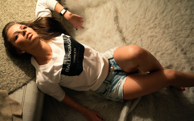 Woman couch relaxing detailed fashion free wallpaper for desktop - medium preview image