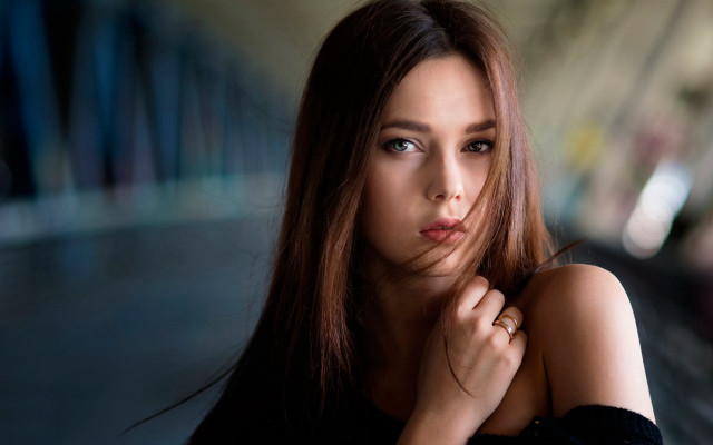 Subway portrait longhair elina karimova free wallpaper for desktop - medium preview image