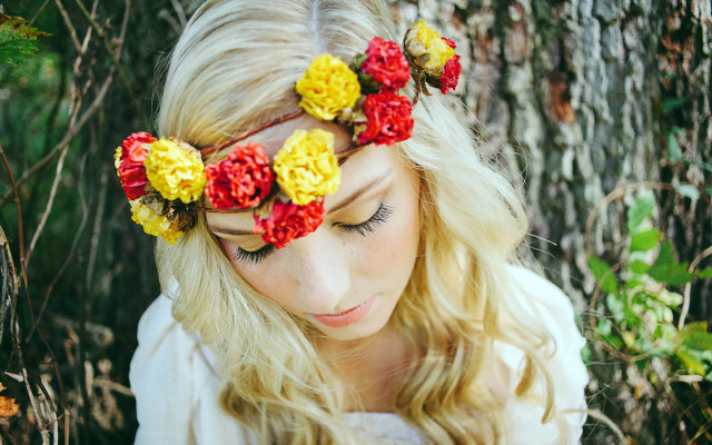 Blonde woman flower crown portrait free wallpaper for desktop - medium preview image