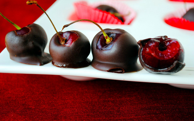 Chocolate cherries plate single center free wallpaper for desktop - medium preview image
