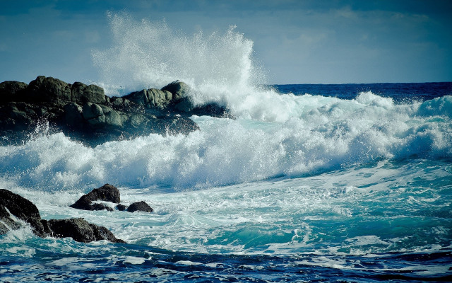 Large wave rocks ocean sunny free wallpaper for desktop - medium preview image