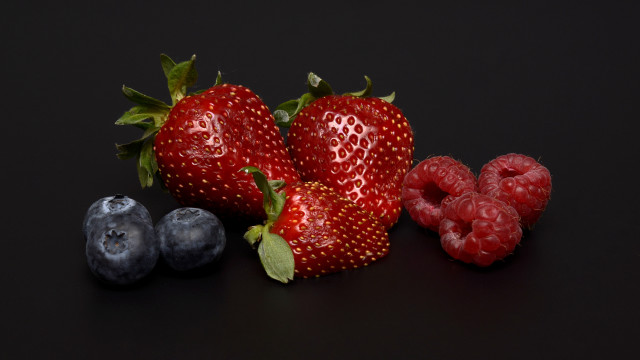 Berries blueberries strawberry leaf stilllife free wallpaper for desktop - medium preview image