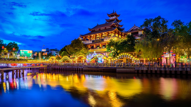 Castle tower river cityscape night free wallpaper for desktop - medium preview image