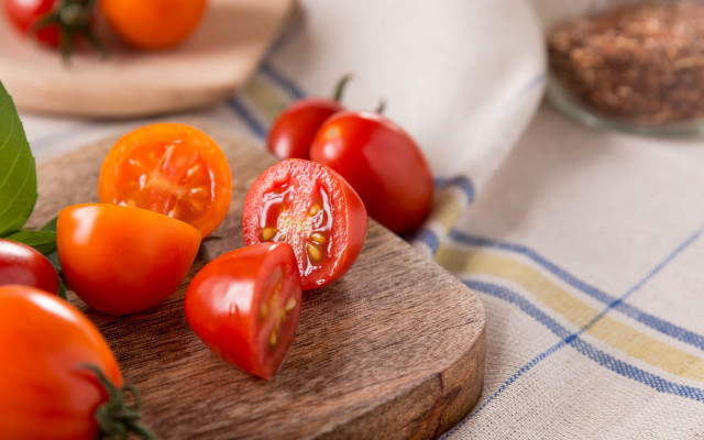 Cuttingboard tomatoes knife seeds blurry free wallpaper for desktop - medium preview image