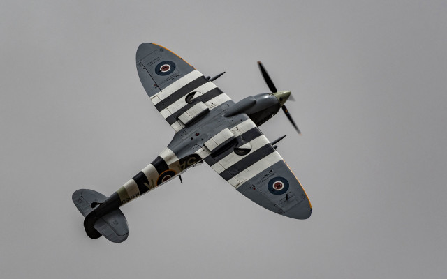 Small airplane gray sky propellers free wallpaper for desktop - medium preview image