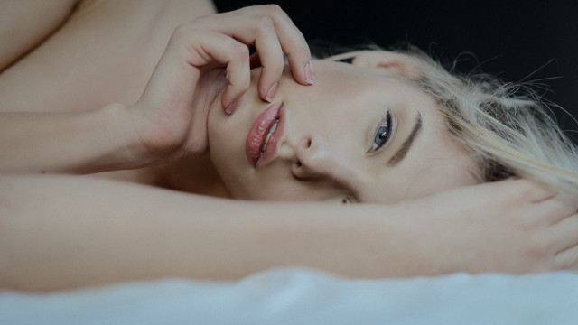 Woman laying on bed portrait free wallpaper for desktop - medium preview image