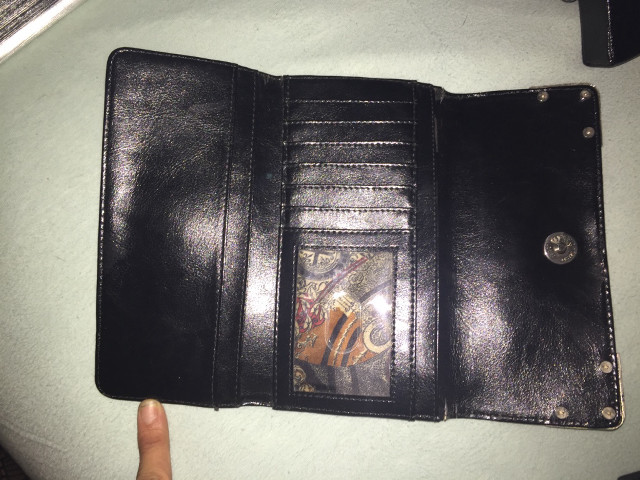 Person holding wallet open table free wallpaper for desktop - medium preview image